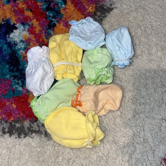 Baby hats, mitts and socks - Picture 2 of 3